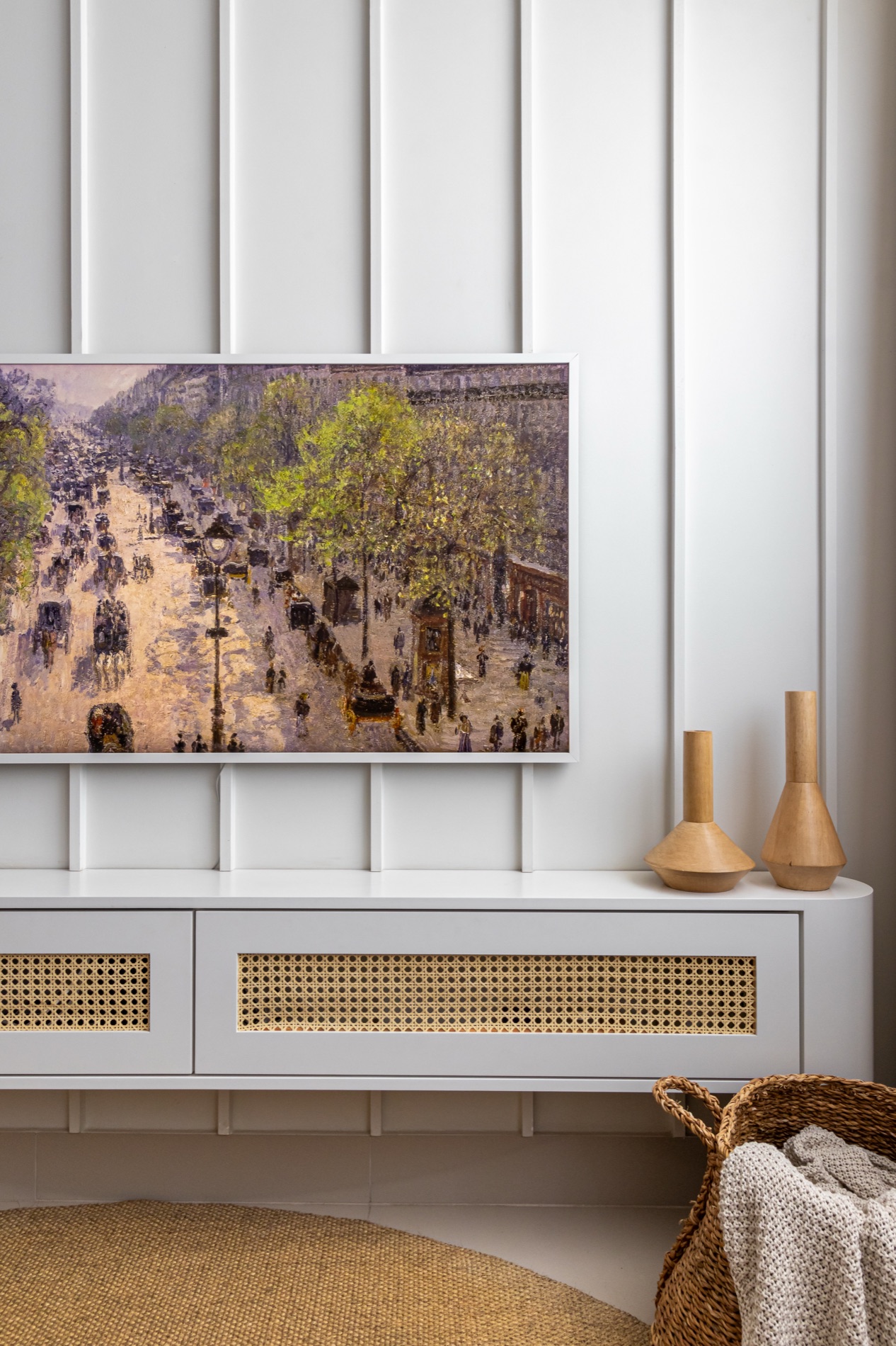 Sala de estar clara com painel de televisão
