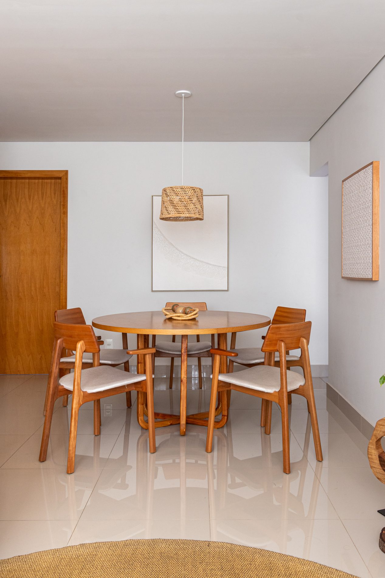 Mesa de jantar com cadeiras de madeira